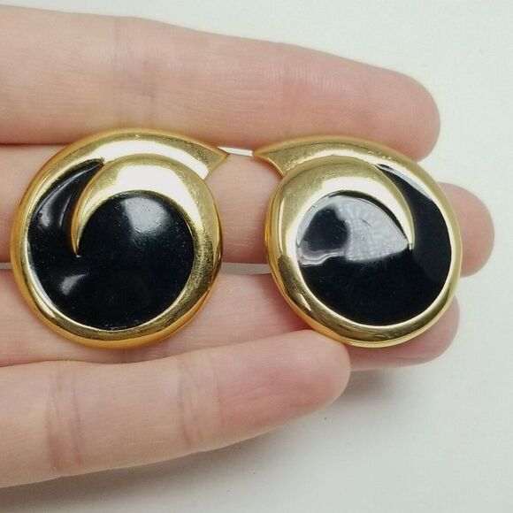 Vintage 1980s Monet Black Enamel Gold Tone Clip On Statement Earrings, Estate - Picture 8 of 8